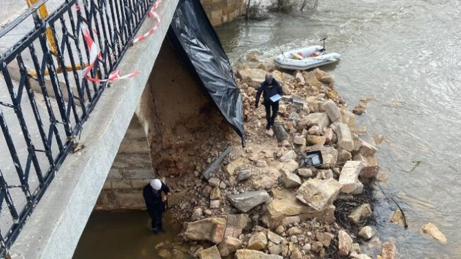 Los trabajos arrancan con el micropilotado de la estructura actual para afianzar y consolidar el puente y la instalación de perfiles metálicos.