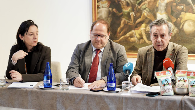 ICAL / La directora del Parador de León, Ana Domínguez, la presidenta de la IGP Alubia de La Bañeza, Montserrat San José y el alcalde de La Bañeza, Javier Carrera, presentan las III Jornadas de Promoción de la Alubia IGP de La Bañeza en Paradores Turismo junto al periodista Pepe Ribagorda