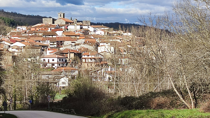 Localidad de Montemayor del Rio rodeada de grandes bosques de castaños