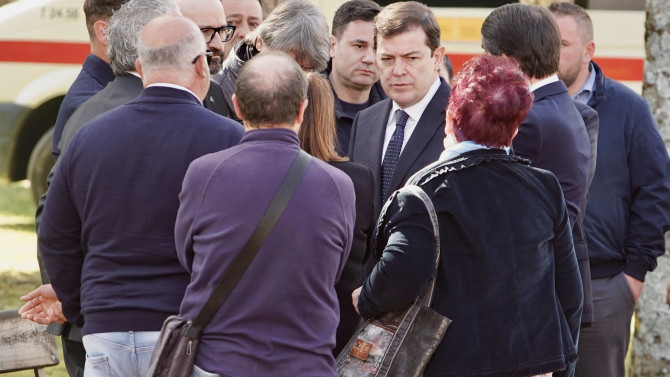 El presidente de la Junta, Alfonso Fernández Mañueco, asiste al acto de recibimiento de los mineros fallecidos en Villablino