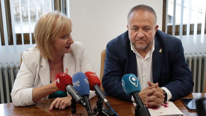 La consejera de Industria, Comercio y Empleo, Leticia García, y el presidente de la Diputación de León, Gerardo Álvarez Courel / Peio García
