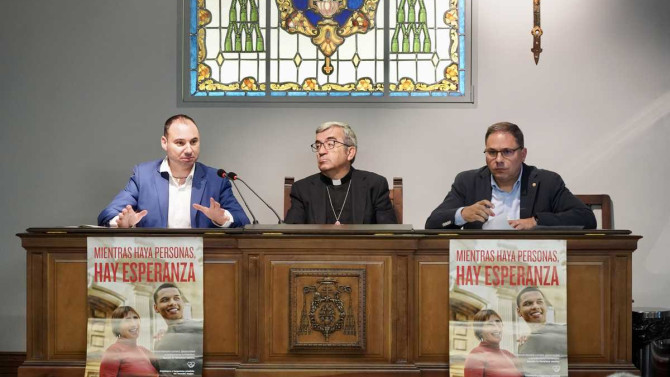 El arzobispo de Valladolid, Luis Argüello, junto con miembros de Cáritas Diocesana Valladolid, habla de la situación de la vivienda en España.