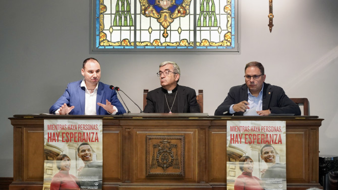 El arzobispo de Valladolid, Luis Argüello, junto con miembros de Cáritas Diocesana Valladolid, habla de la situación de la vivienda en España.