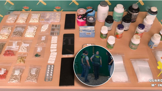 Material incautado por la Guardia Civil en el domicilio registrado en la comarca Odra-Pisuerga, incluyendo pastillas, blísteres, etiquetas y utensilios médicos.