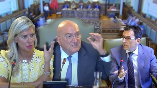 El alcalde Jesús Julio Carnero interrumpe el pleno visiblemente alterado tras la polémica intervención del portavoz del PSOE. Izquierda, Irene Carvajal, Vox; Derecha, Pedro Herrero, PSOE