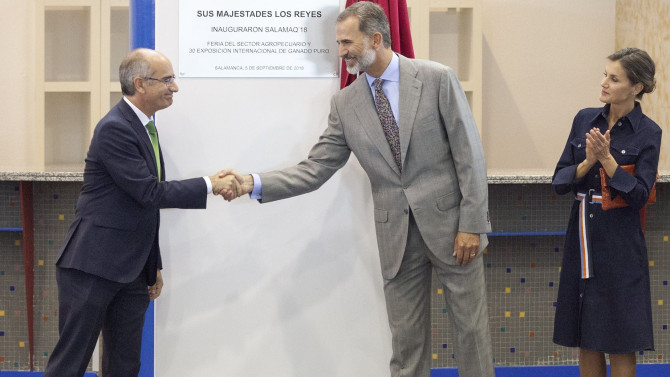 Los Reyes junto al Presidente de la Diputación, Javier Iglesias, durante su visita a Salamaq en 2018.