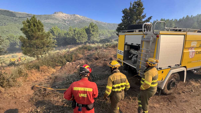 ICAL. El operativo antincendios trabaja para controlar el fuego en Mombeltrán (Ávila).