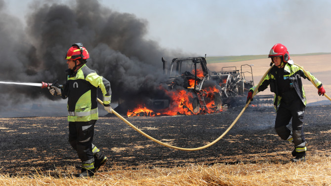 Incendio de una empacadora y un tractor en Lantadilla (Palencia)
