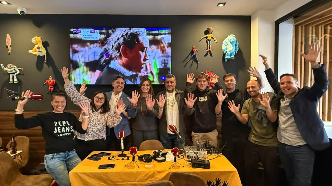 El equipo de Manos Arriba FM arranca su temporada 12