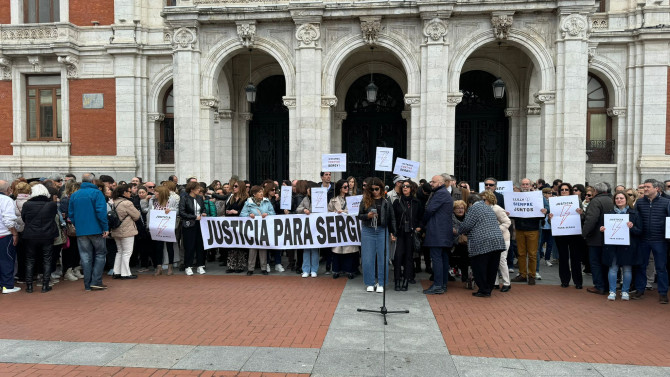 Ciudadanos concentrados frente al Ayuntamiento de Valladolid pidiendo justicia por Sergio Delgado