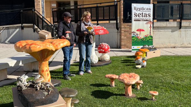 La concejala de Turismo, Yolanda Santos, y el artesano Santiago González Tejedor han presentado uno de los equipamientos turísticos vinculados a la micología que se están ejecutando en la ciudad. 