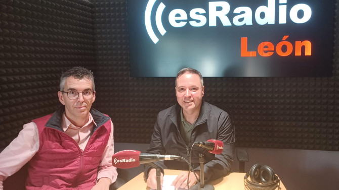 Jesús del Río, secretario de la Asociación Española de Turismo Rural, Asetur junto al presentador de Es la Mañana de León, Arturo Martínez.