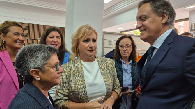 La consejera de Industria, Comercio y Empleo, Leticia García, junto al Alcalde de Salamanca, Carlos García Carbayo