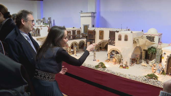 La Concejala, Carmen Seguín, durante la inauguración del belén de la Fonda Veracruz