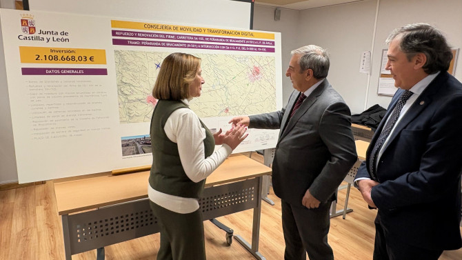 El consejero de Movilidad y Transformación Digital, José Luis Sanz Merino con los planos de la obra