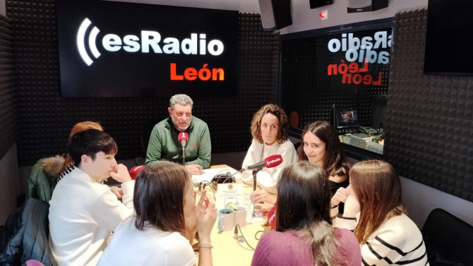 Pprofesoras y alumnos del Colegio Divina Pastora de León durante la entrevista en el programa Manos Arriba
