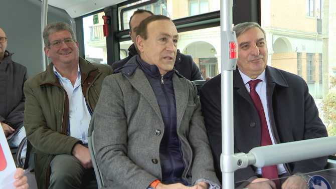 El Alcalde de Carbajosa, Pedro Samuel Martín, junto al Consejero de Movilidad, José Luis Sanz Merino