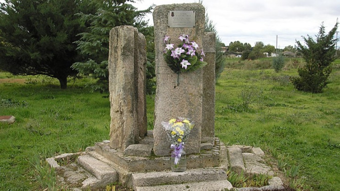 Monumento erigido en Muñoz en el 25 aniversario del accidente