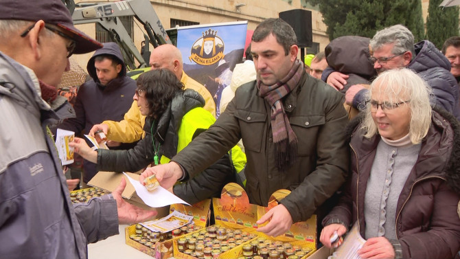 Apicultores repartiendo miel salmantina entre los ciudadanos
