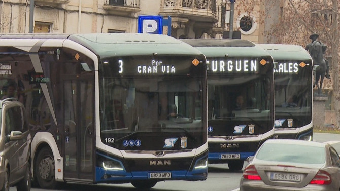 Tres autobuses urbanos incorporándose a la Gran Vía.