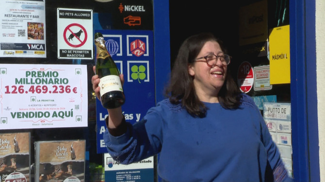 Marisa Miguel, la propietaria del quiosco El Puente, celebra el premio más grande en la historia de la Lotería Primitiva