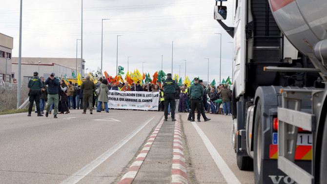 ICAL. Imagen de archivo de protestas agrarias en Santovenia de Pisuerga (Valladolid) contra la subida en los precios de los carburantes.