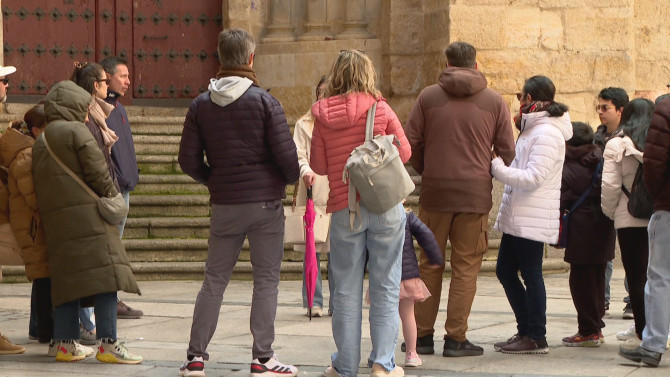 Un grupo de turistas visita Salamanca durante la Semana Santa