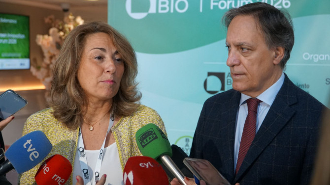 El Alcalde de Salamanca, Carlos García Carbayo junto a la Presidenta de AseBio, Cristina Nadal