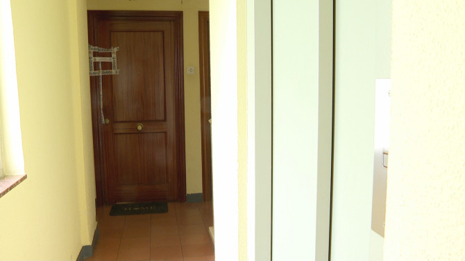 Imagen de la puerta de la vivienda donde se produjo el crimen.