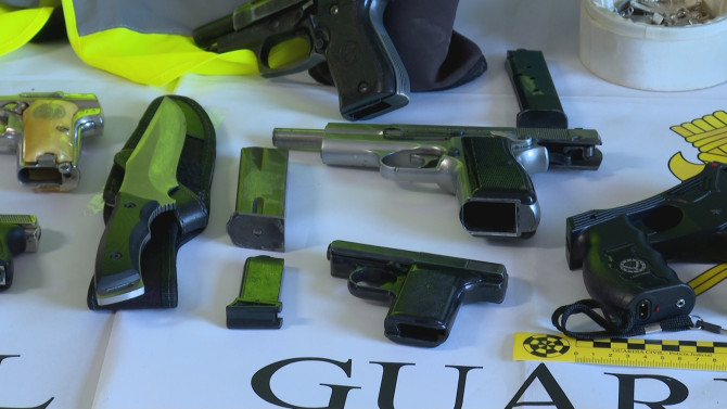 Algunas de las armas incautadas durante la operación