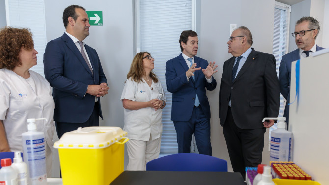 El Presidente de la Junta de Castilla y León, Alfonso Fernández Mañueco durante su visita al Centro de Salud.