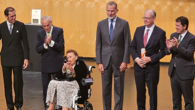 Momento de entrega del “I Premio de Hispanismo Internacional Duques de Soria” .