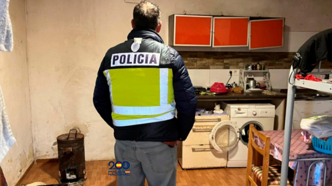Operativos de la Policía Nacional durante la intervención en una granja de Valladolid donde se rescataron mujeres en condiciones de explotación laboral.