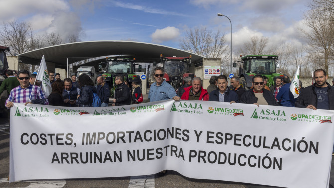 ICAL. Manifestación cerealista organizada por ASAJA, UPA y COAG en una planta de Babilafuente, Salamanca.