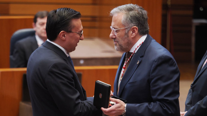 El presidente de las Cortes, Carlos Pollán, entregándole simbólicamente la Medalla de Oro de las Cortes a Javier Burrieza