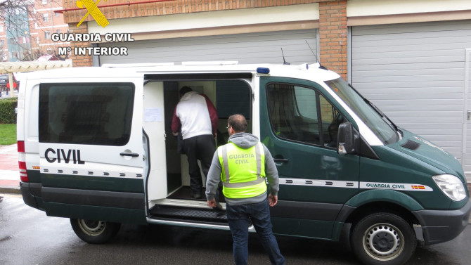 Subdelegación del Gobierno en León. Furgón de la Guardia Civil.
