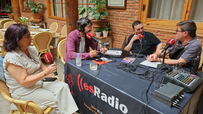 Mari Geli Luengo, gerente del complejo hotelero Paso Honroso, el alcalde de la localidad, Enrique Busto, y Juan Morán, gerente del restaurante La Encomienda durante la emisión del programa