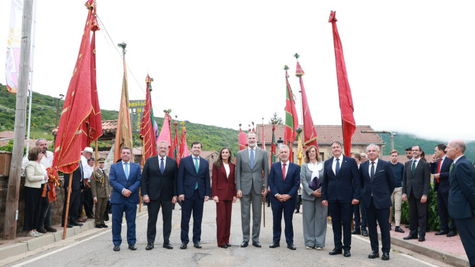 A su llegada, los Reyes fueron recibidos por Alfonso Fernández Mañueco, presidente de la Junta, Carlos Pollán, presidente de las Cortes, y Ángel Víctor Torres, ministro de Política Territorial y Memoria Democrática