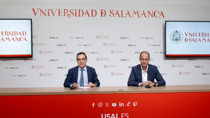 El rector de la USAL, Juan Manuel Corchado, y el director territorial de Recoletas Salud, Óscar Iglesias, presentan "Pulso Vital 2.0". USAL