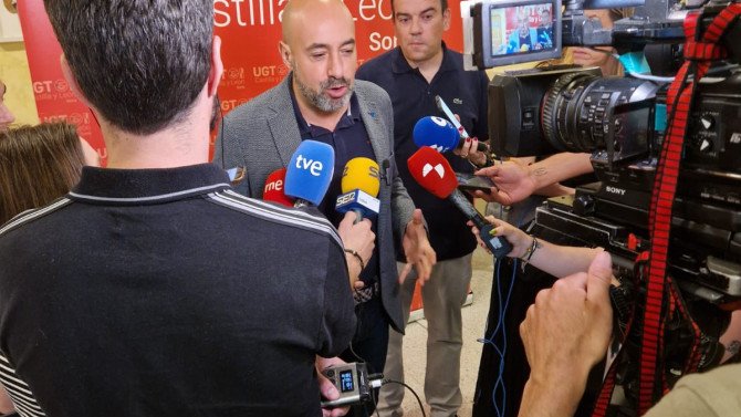 Juan Manuel Peña, nuevo secretario general provincial de UGT Soria, atendiendo a los medios de comunicación.