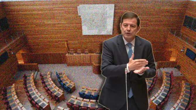 Alfonso Fernández Mañueco interviene en el pleno de las Cortes, en un momento de máxima tensión política en Castilla y León.