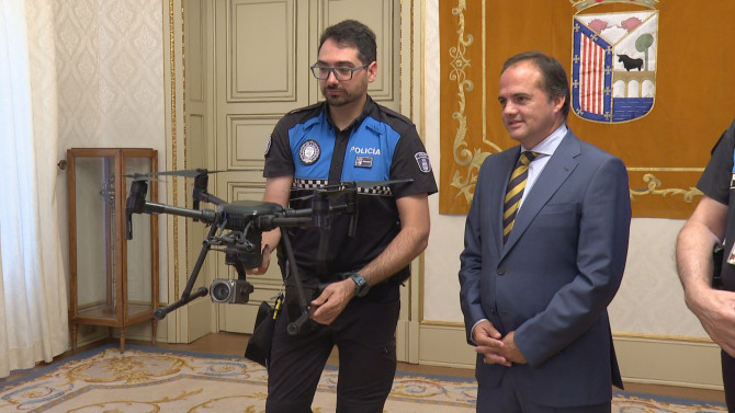 El Concejal de Seguridad Ciudadana, Ángel Molina, durante la presentación del dron.