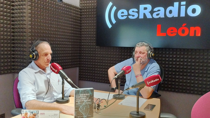 El doctor Antonio Martínez durante su participación en el programa radiofónico Manos Arriba