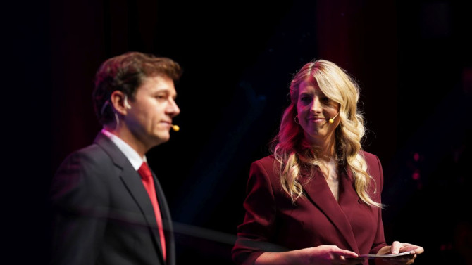 Instante del acto inaugural con los equipos de esRadio Castilla y León sobre el escenario del Teatro Zorrilla, en un ambiente de emoción y reconocimiento.