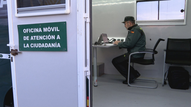 Un Guardia Civil en la Oficina Móvil de Atención a la CIudadanía.
