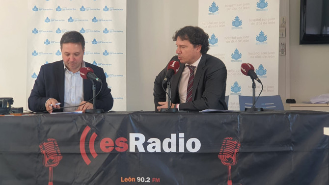 Juan Francisco Seco, director gerente del Hospital durante el programa con Arturo Martínez