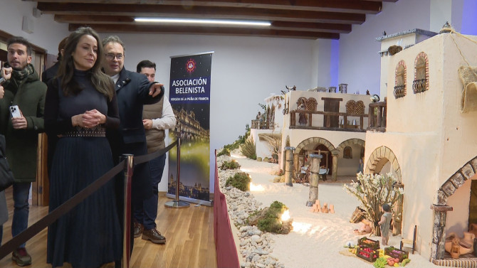 La Concejala, Carmen SeguÃn, durante la inauguración del belén de la Fonda Veracruz