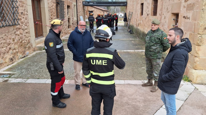 El subdelegado del Gobierno en Soria, Miguel Latorre, acompañado por el coronel subdelegado de Defensa, Ángel Esparza, y por el concejal del Ayuntamiento de Soria, Eder García, ha saludado a los militares de la UME