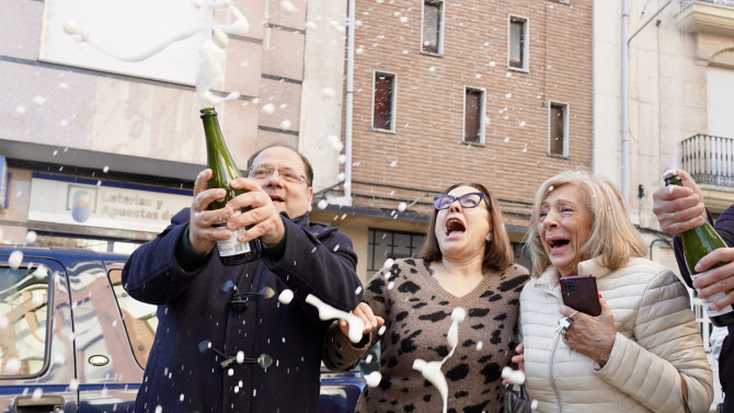 El “Gordo” de la Lotería de Navidad reparte 468 millones de euros en La Bañeza (León). Campillo