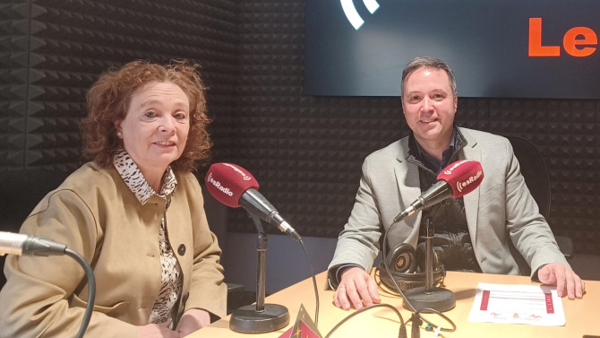  La directora de Cáritas Diocesana de León, Aurora Baza, junto a Arturo Martínez, director de Es la Mañana de León .